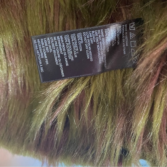 BDG Urban Outfitters Denim trucker w/ faux fur. Size
Medium/ Large - Picture 7 of 15